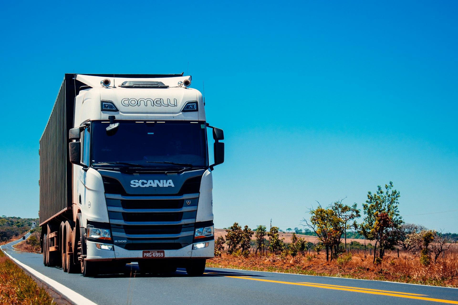 Flat Fee vs. Percentage Truck Dispatching: Which Pricing Model is Better?